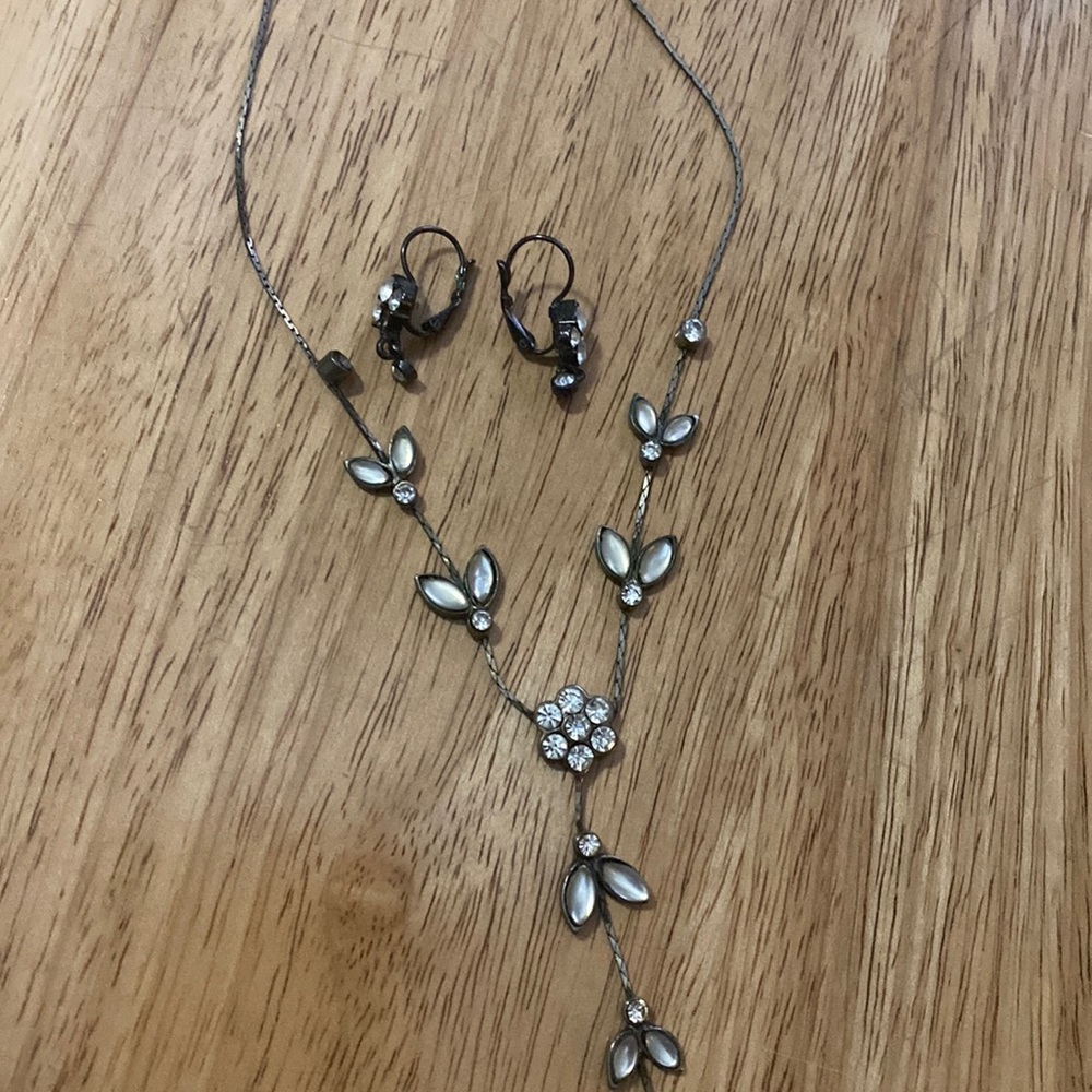 Flower necklace with earrings